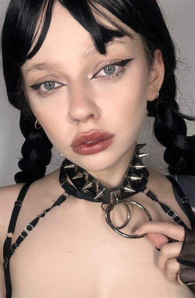 Jadie 🖤 YOUR GOTH GF 🖤