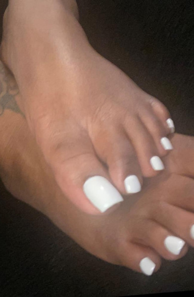 Ms. Pretty feet