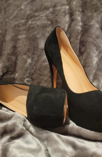 Heels, lace and nylons.