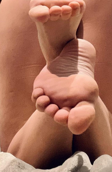 Tiny toes  🦶🏼💋