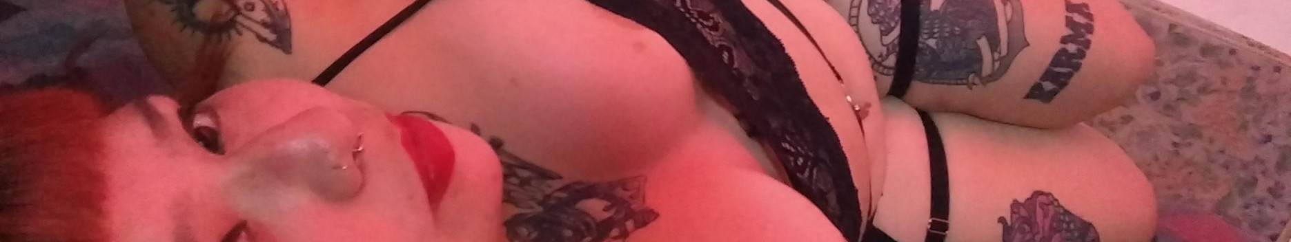 Background Sexy tattooed redhead 🔥