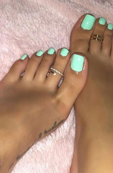 Pamela feet