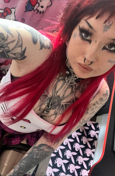 Tatted Goth Dom Girl🦇🦇🤍