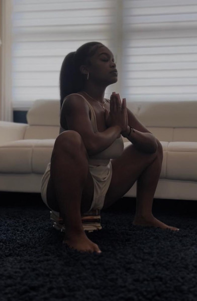 🧘🏾‍♀️